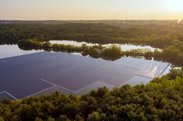 Vista aérea del sistema de plataforma de paneles solares flotantes en el lago con energía ecológica