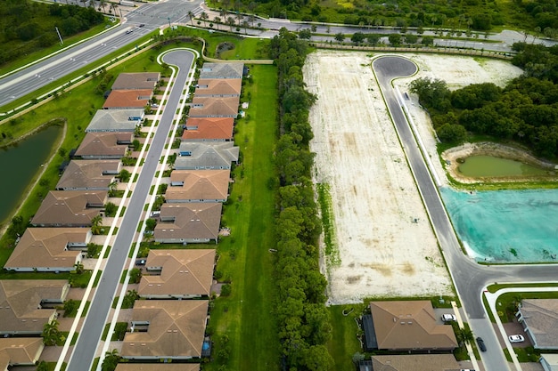 Vista aérea del sitio de construcción con casas nuevas apretadas en Florida clubes de vida cerrados Casas familiares como ejemplo de desarrollo inmobiliario en los suburbios estadounidenses