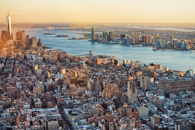 Vista aérea de Skyline con rascacielos en el centro de Manhattan y el Bajo Manhattan, Nueva York, Estados Unidos.