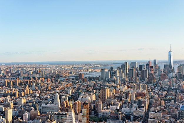 Vista aérea de Skyline con rascacielos en el centro de Manhattan y el Bajo Manhattan, Nueva York, Estados Unidos.