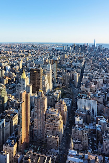 Vista aérea de Skyline con rascacielos en el centro de Manhattan y el Bajo Manhattan, Nueva York, Estados Unidos.