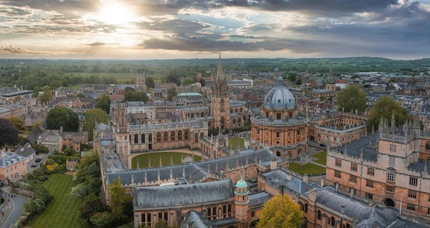 Vista aérea sobre a cidade de oxford com a universidade de oxford