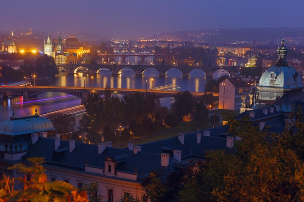 Vista aérea sobre as pontes sobre o rio Vltava em Praga Tcheca