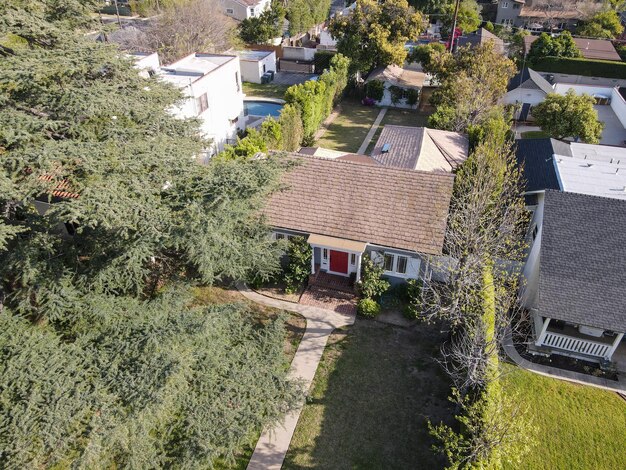 Vista aérea sobre el barrio de Pasadena en el noreste del centro de Los Ángeles, California, EE.UU.