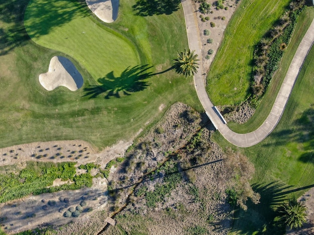 Vista aérea sobre campo de golf. Campo de golf de césped grande y verde en el sur de California. EE.UU