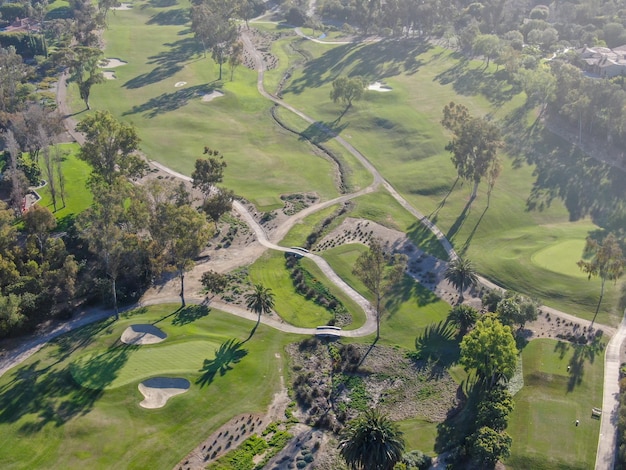 Vista aérea sobre campo de golf. Campo de golf de césped grande y verde en el sur de California. EE.UU