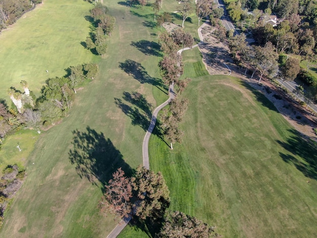 Vista aérea sobre campo de golf. Campo de golf de césped grande y verde en el sur de California. EE.UU
