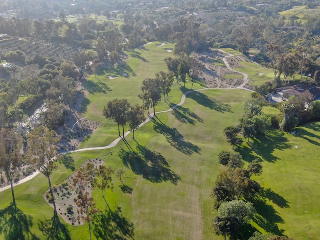 Vista aérea sobre campo de golf. Campo de golf de césped grande y verde en el sur de California. EE.UU