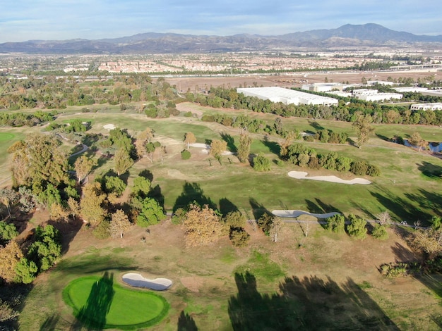 Vista aérea sobre el campo de golf Campo de golf de césped verde y grande en el sur de California, EE.UU.