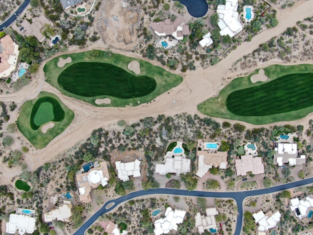 Vista aérea sobre el campo de golf y casas de lujo de lujo en Scottsdale Phoenix Arizona