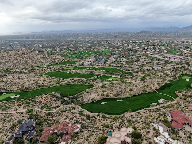 Vista aérea sobre el campo de golf y casas de lujo de lujo en Scottsdale Phoenix Arizona