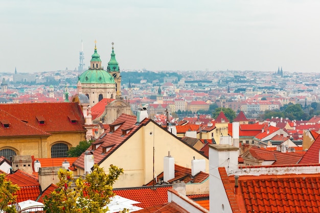 Vista aérea sobre el casco antiguo de praga república checa