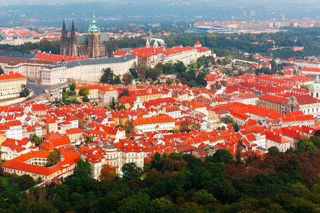 Vista aérea sobre el castillo de Praga en Praga, República Checa