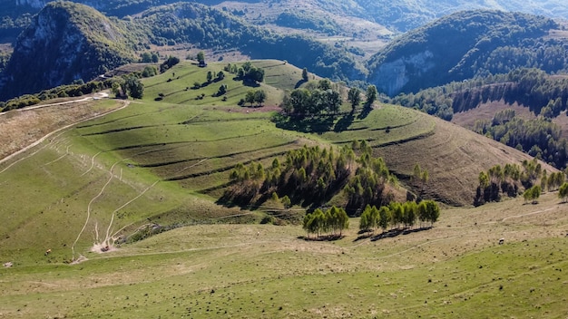 Vista aérea sobre colinas cênicas em tempo de manhã, bela natureza.