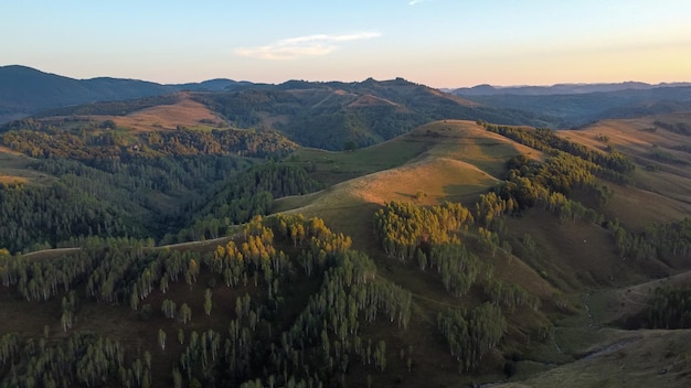 Vista aérea sobre colinas cênicas no tempo da manhã, bela natureza.