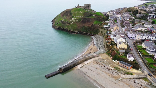 Foto vista aérea sobre criccieth castle en una península rocosa con vistas a la bahía de tremadog en el norte de gales