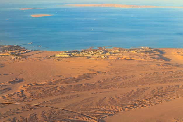 Vista aérea sobre el desierto árabe del Mar Rojo y centro turístico cerca de Hurghada Egipto Vista desde el avión