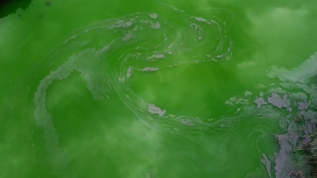 Vista aérea sobre el lago contaminado con residuos mineros tóxicos Relaves de una mina de cobre a cielo abierto en Geamana, Rosia Poieni, Rumania.