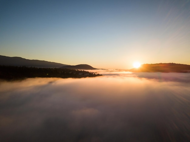 Vista aérea sobre la niebla