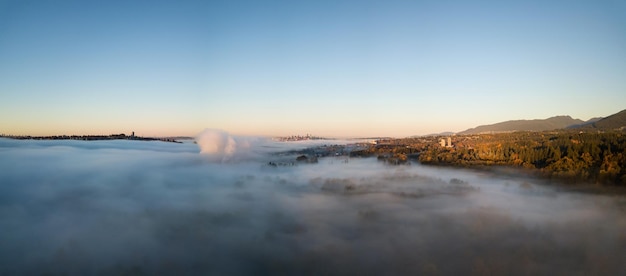 Vista aérea sobre la niebla