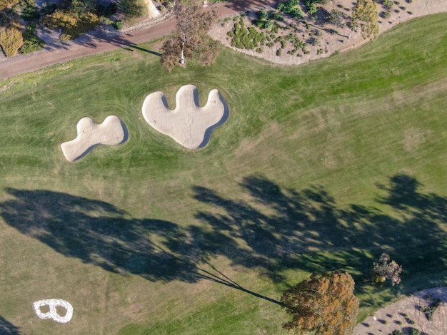 Vista aérea sobre o campo de golfe. Campo de golfe grande e verde no sul da Califórnia. EUA