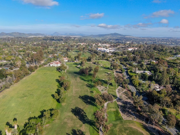 Vista aérea sobre o campo de golfe. campo de golfe grande e verde no sul da califórnia. eua