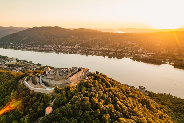 Vista aérea sobre o castelo de Visegrad na Hungria perto do rio Danúbio e da eslováquia O nome húngaro é Visegradi fellegvar Descubra as belezas do castelo da Hungria