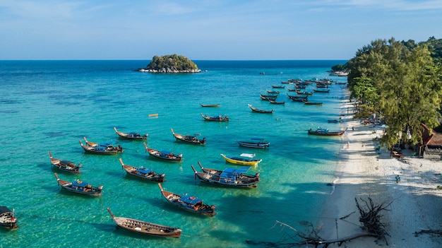 Vista aérea sobre o grupo de barcos de cauda longa na ilha de koh lipe, satun, tailândia