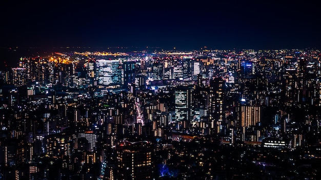 Vista aérea sobre o horizonte da cidade e arranha-céus do edifício de escritórios no centro da cidade de Tóquio à noite no Japão Ásia turismo e vida moderna da cidade à noite