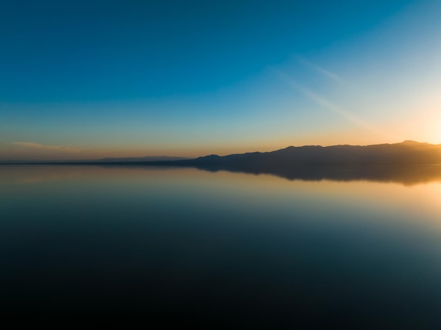 Foto vista aérea sobre o mar de salton, na califórnia