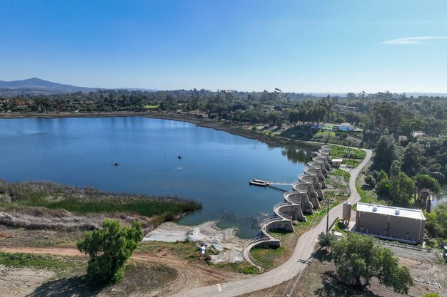 Vista aérea sobre o reservatório de água e uma grande barragem que mantém a água Rancho Santa Fe em San Diego