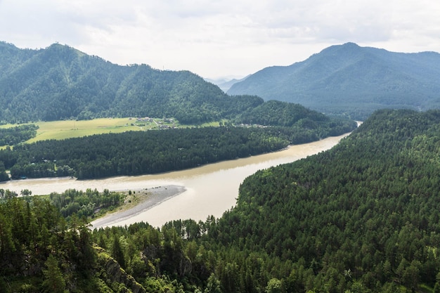 Vista aérea sobre o rio Katun, perto da aldeia de Chemal, República de Altai, Sibéria, Rússia