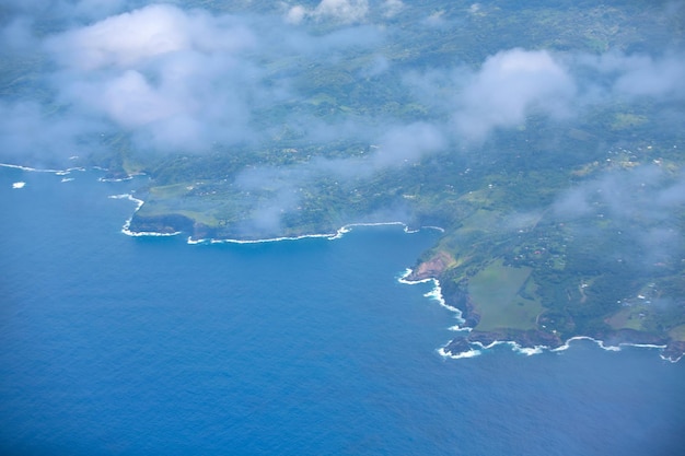 Vista aérea sobre el océano en la costa oeste de Maui Hawaii