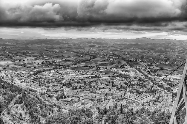 Vista aérea sobre os telhados de gubbio ao pôr do sol itália