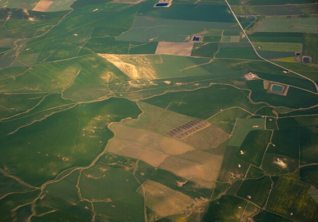 Vista aérea sobre paisaje rural.