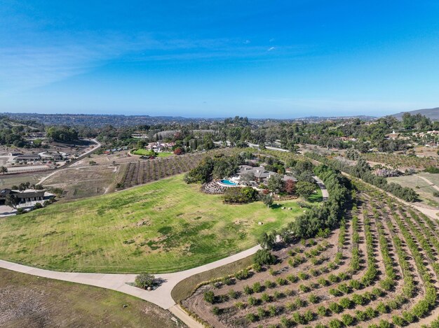 Vista aérea sobre el Rancho Santa Fe, una ciudad súper rica en San Diego, California, Estados Unidos.