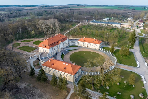 Vista aérea sobre la restauración del histórico castillo o palacio cerca del lago