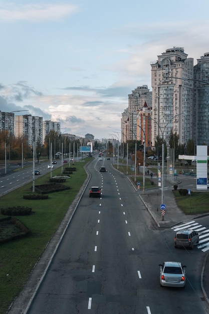 Vista aérea sobre el río Dnepr con cielo nublado y distrito de casas en el área verde de Obolon de la ciudad de Kyiv Toma de cámara de drones voladores