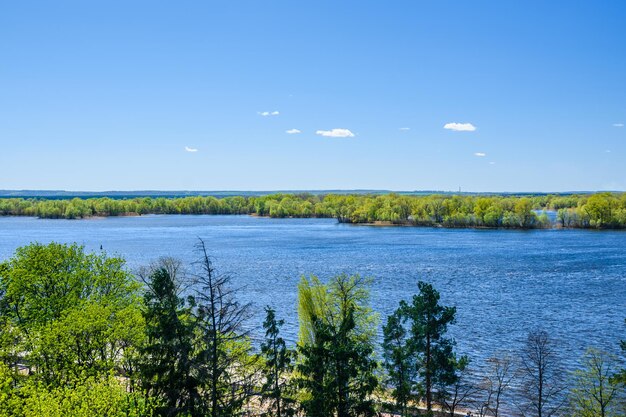 Vista aérea sobre el río Dnieper en Ucrania