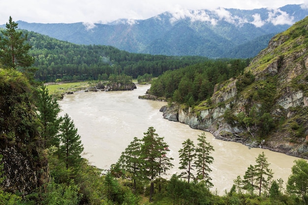 Vista aérea sobre el río Katun cerca de la aldea de Chemal República de Altai Siberia Rusia