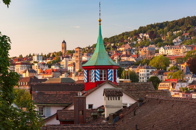 Vista aérea sobre tejados y torres del casco antiguo de Zúrich, la ciudad más grande de Suiza al atardecer.