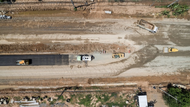 Vista aérea sobre el trabajador de la construcción de carreteras vista desde drone