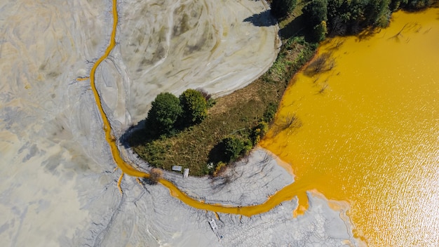 Foto vista aérea sobre um grande lago de resíduos poluído com rejeitos tóxicos de resíduos de mineração de uma mina de cobre a céu aberto em geamana, rosia poieni, romênia.