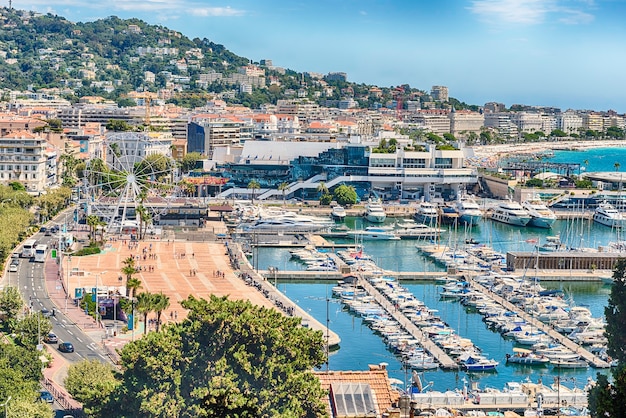 Vista aérea sobre el Vieux Port (Puerto Viejo) y el centro de la ciudad de Cannes, Cote d'Azur, Francia