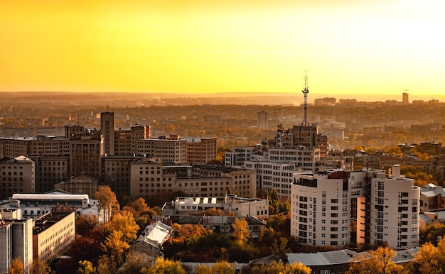 Vista aérea del sol sale sobre la ciudad europea de verano