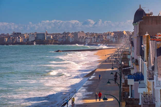 Vista aérea soleada de la hermosa ciudad portuaria amurallada de Saintmalo en la marea alta Bretaña Francia