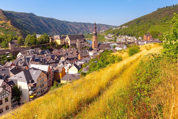 Vista aérea del soleado Cochem hermosa ciudad en el romántico río Mosela Alemania