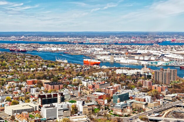 Vista aérea de Staten Island, Nueva York, y almacenamiento de petróleo en Bayonne, Nueva Jersey, EE. UU.