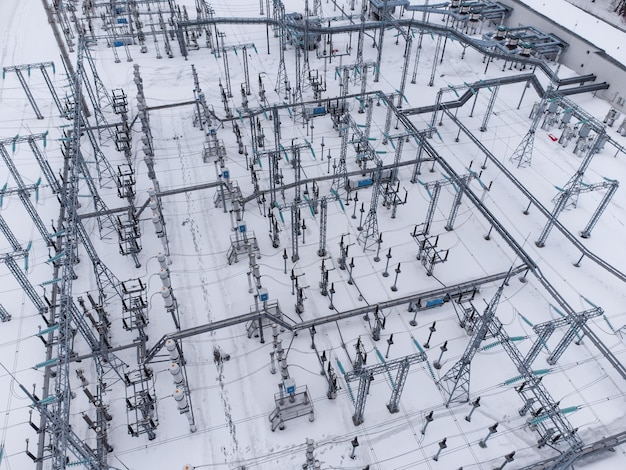 Vista aérea de una subestación eléctrica de alto voltaje en temporada de invierno