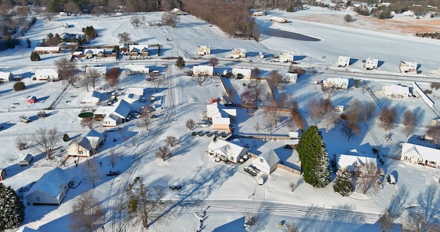Vista aérea de un suburbio después de una caída de nieve fresca brilla intensamente todos los techos están cubiertos de clea